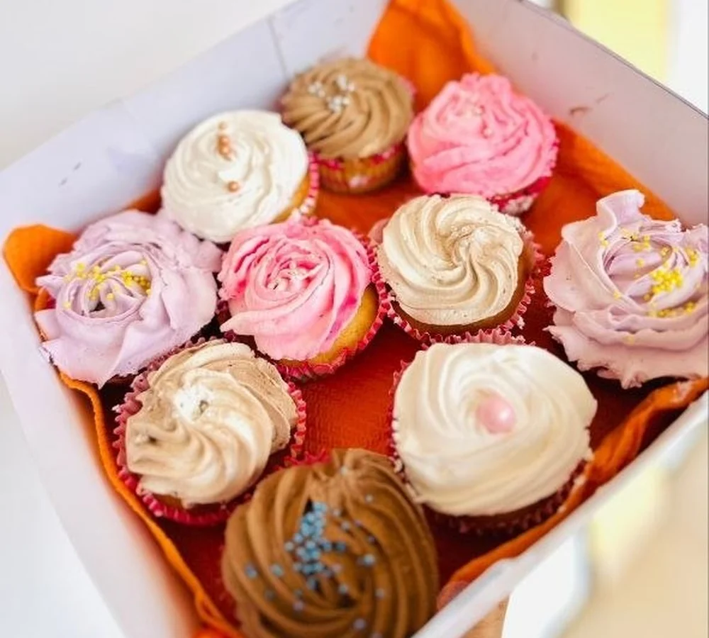 Boîte de cupcakes crème rose et blanche